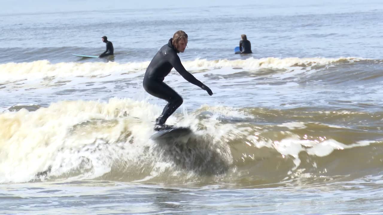 Video | Strandgangers genieten van eerste warme dag in Scheveningen