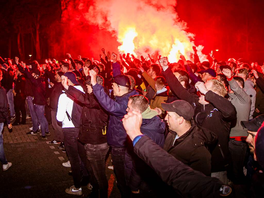 Fotograaf en journalisten belaagd bij stadion De Graafschap