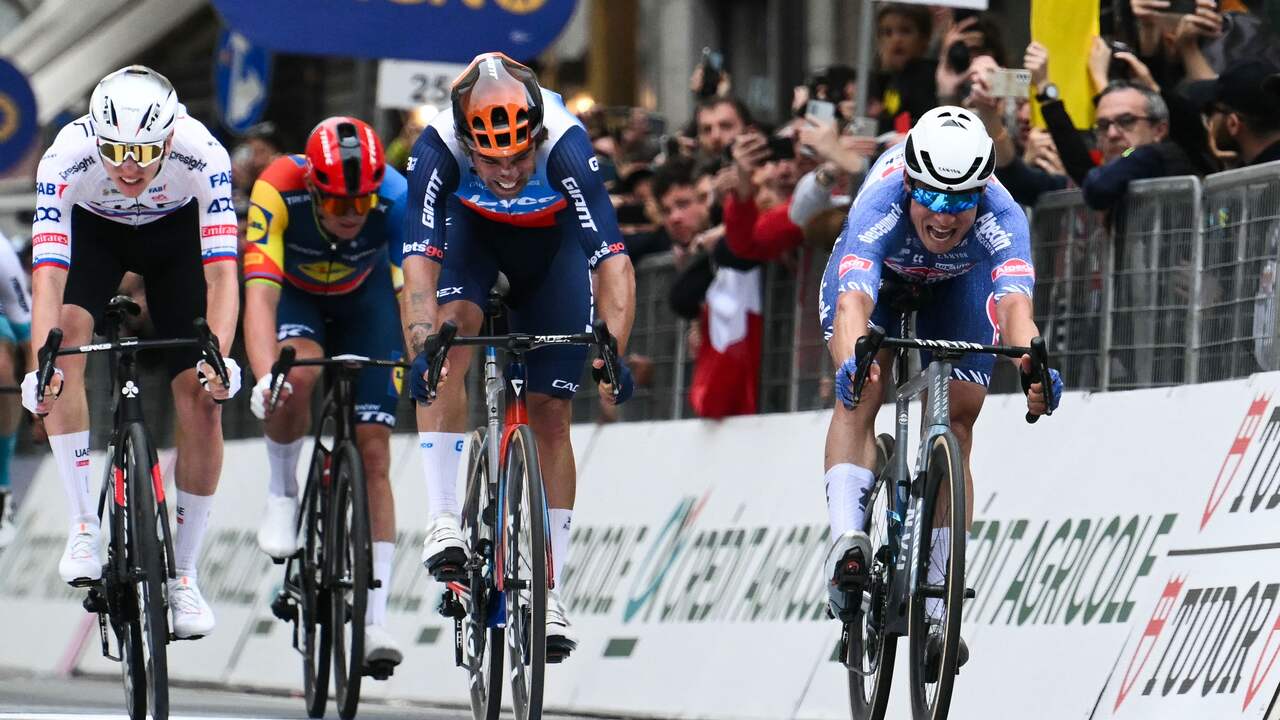Live Milaan-San Remo | Winnaar Philipsen bedankt Van der Poel voor zijn