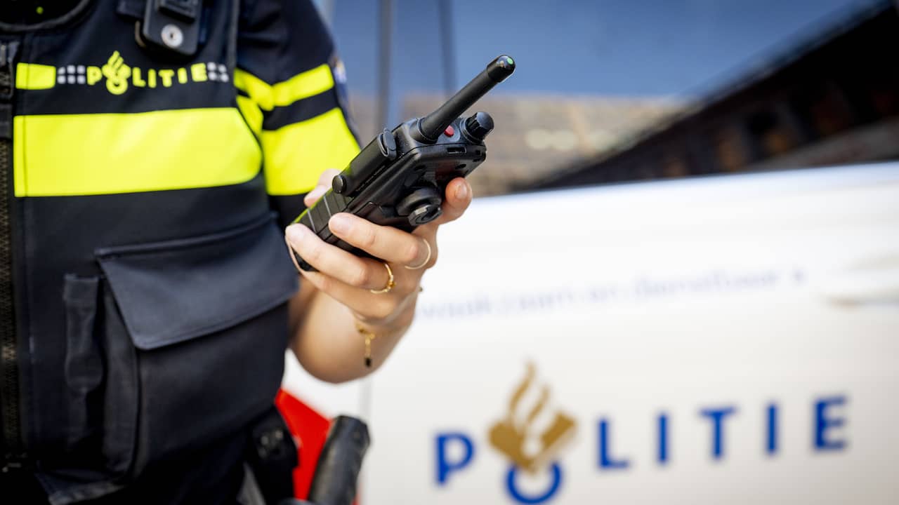 Twee personen dood aangetroffen in Vlaardingse woning, politie doet onderzoek