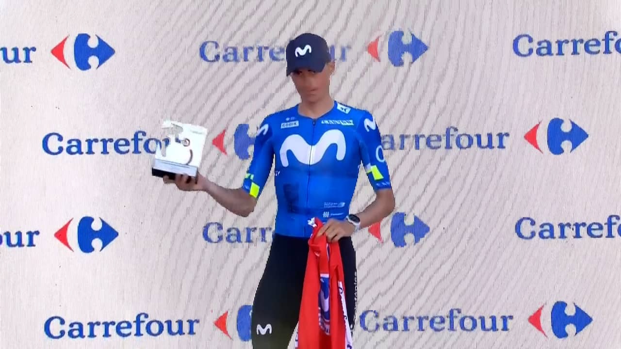 Mas weigert leiderstrui Vuelta aan te trekken op podium na val van Pogacar