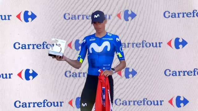 Mas weigert leiderstrui Vuelta aan te trekken op podium na val van Pogacar