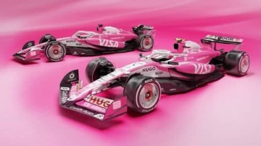 【Christian Dela Rosa】Red Bull Racing Formule 1-team Racing Bulls met knalroze auto aan de start in