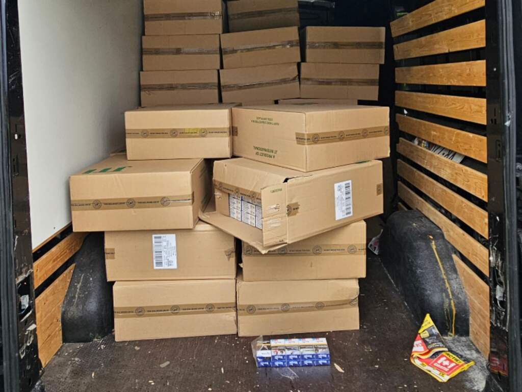 26.000 pakjes illegale sigaretten ontdekt in bestelbus, man (24) aangehouden