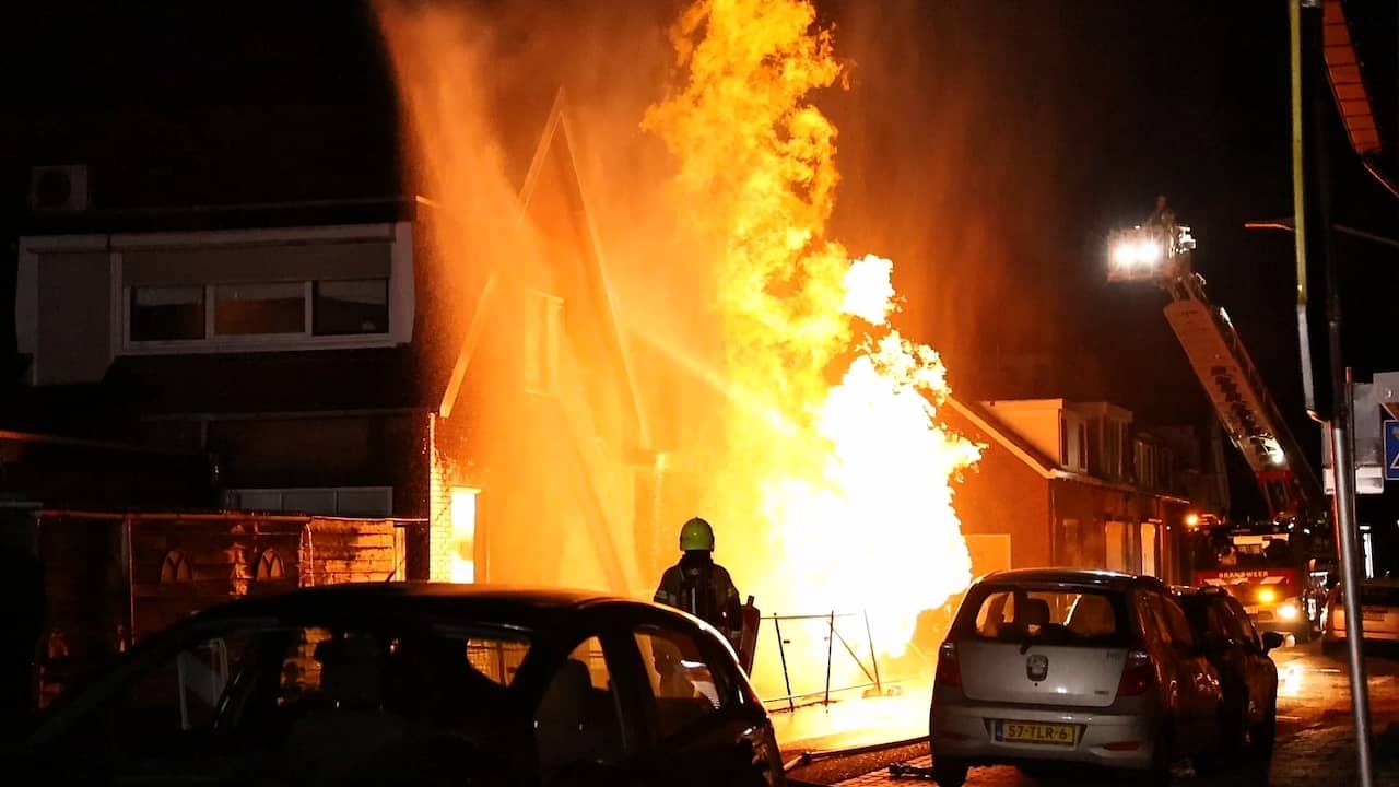 Video | Grote vlammenzee naast woningen door gaslek in Gelders Asperen