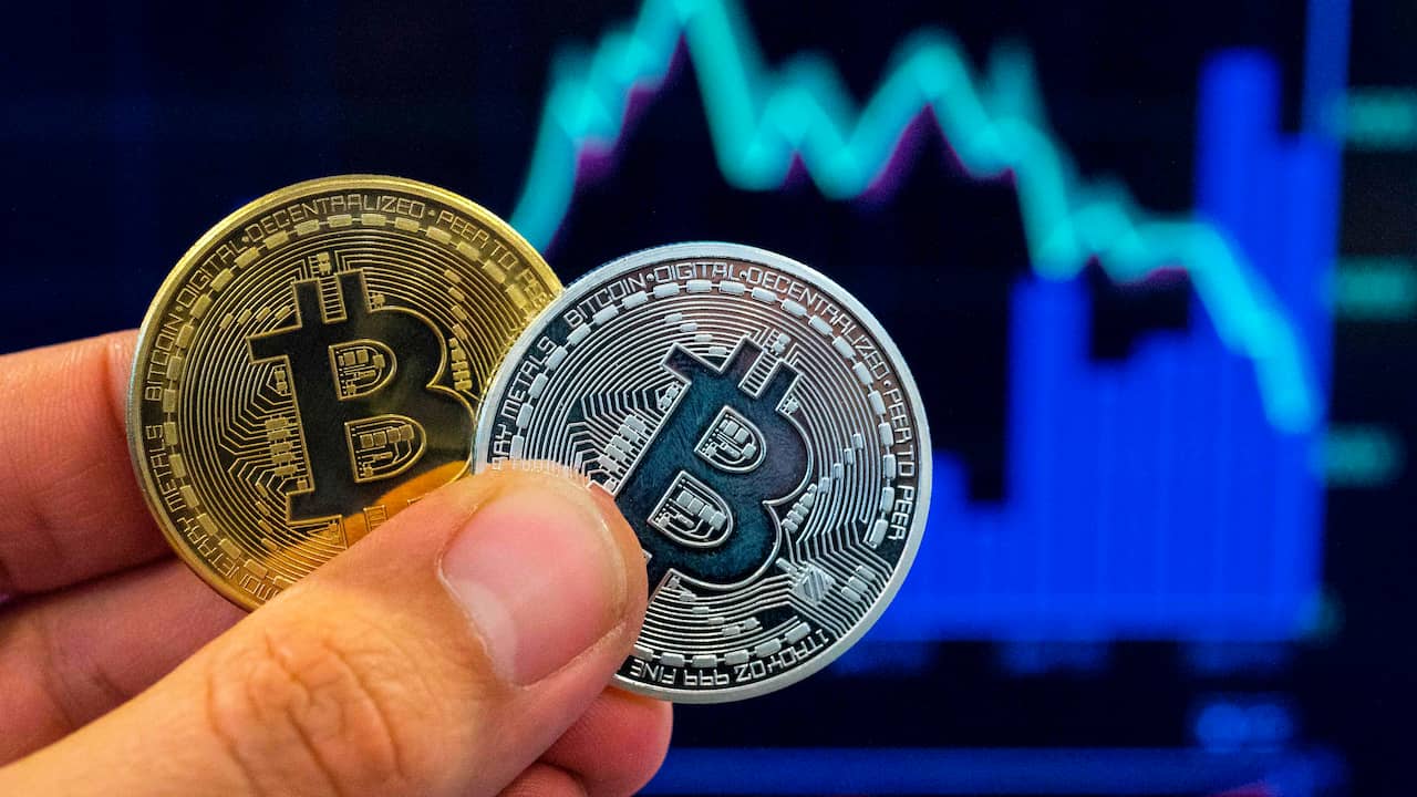 Bitcoinkoers zakt weer onder psychologische grens van 50.000 dollar |  Economie | NU.nl