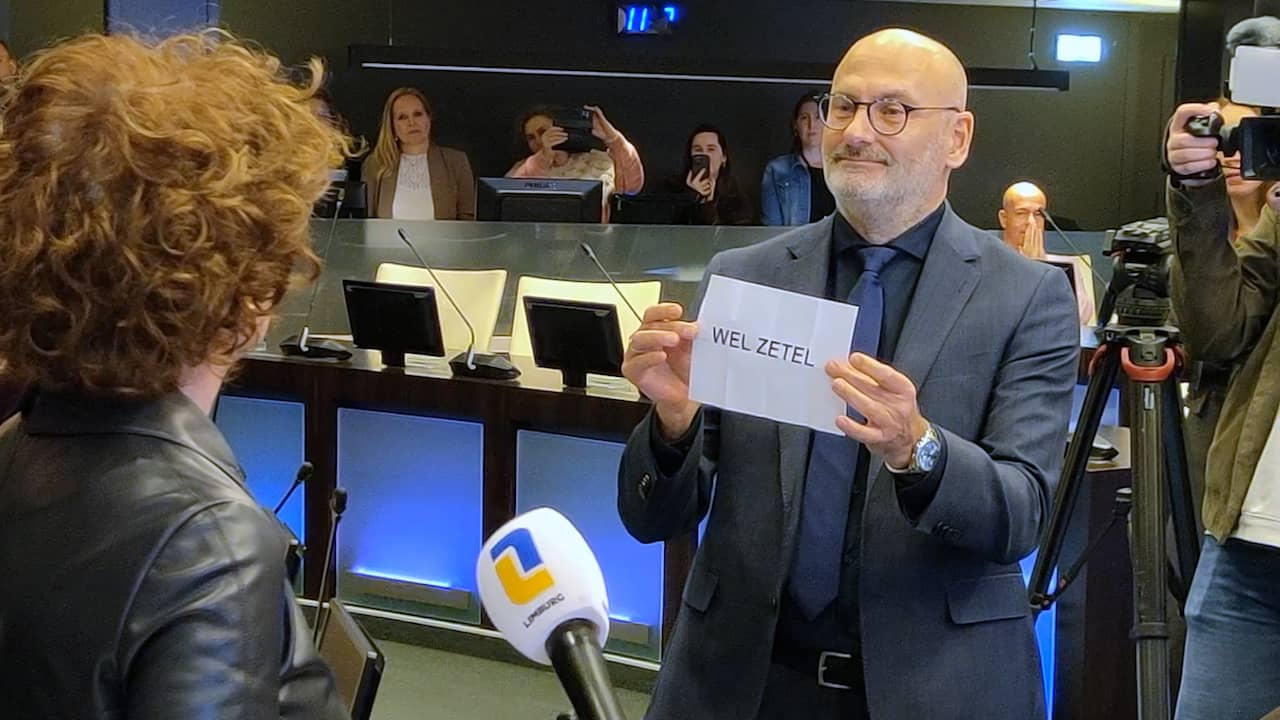 Video | Briefje in bal verloot laatste zetel in gemeente Roermond