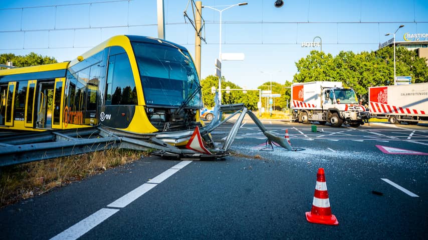 Tram in Utrecht ontspoord door botsing met lijnbus, drie gewonden