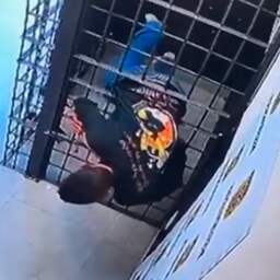 Video | Gevangene wurmt zich door tralies en ontsnapt uit Braziliaanse cel