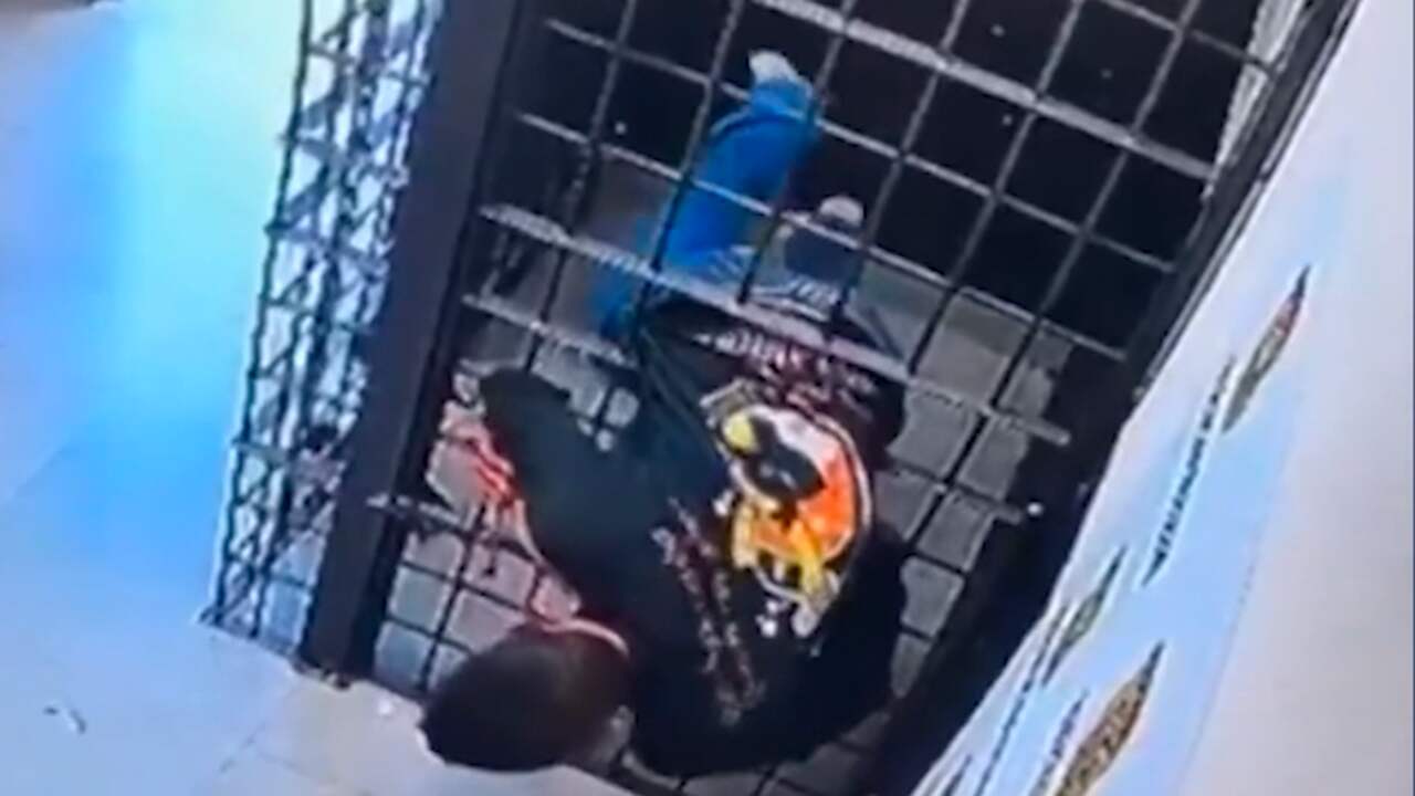 Foto bij Video | Gevangene wurmt zich door tralies en ontsnapt uit Braziliaanse cel