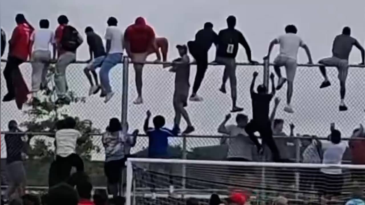 Video | Fans klimmen op hekken voor glimp van Ronaldo op training