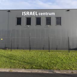 Politie zoekt in zwart geklede man voor explosie bij Israëlcentrum in Nijkerk