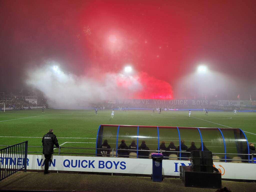 Man zwaargewond door vuurwerk bij bekerwedstrijd Quick Boys-Heerenveen