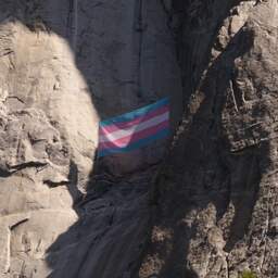 Video | Enorme transvlag hangt aan beroemde bergwand Yosemite