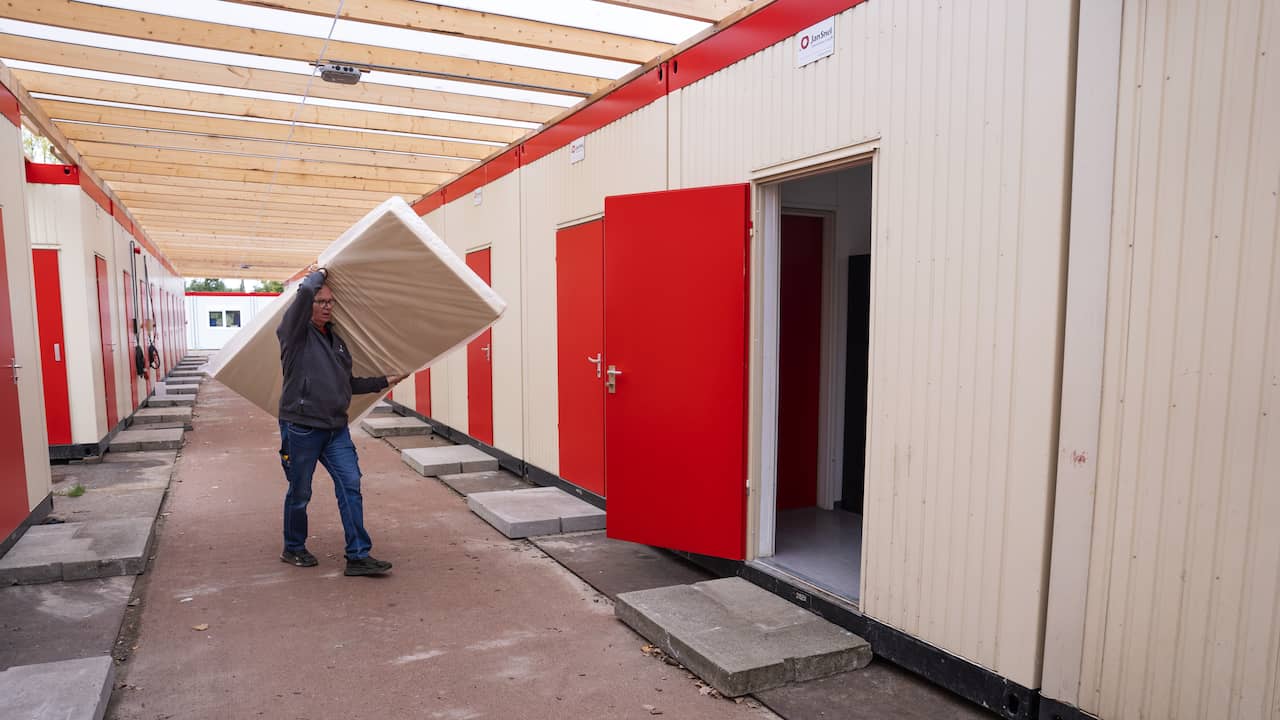 Aantal asielzoekers Ter Apel fors gedaald na opening opvang Biddinghuizen