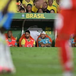 Tegenstanders met geblesseerde Neymar op de foto na ruime oefenzege Brazilië