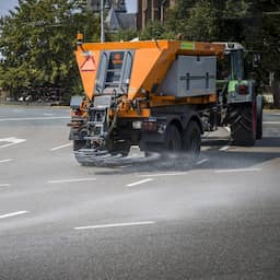 Live hitte | Vuilniswagens eerder de weg op, gemeenten strooien zout op wegen