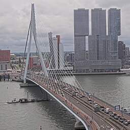 Video | Beelden tonen hoe schip tegen Erasmusbrug vaart