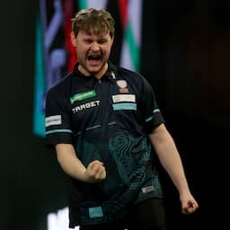 Kevin Doets komt achterstand te boven en treft Keniaanse sensatie op WK darts