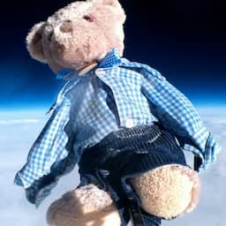 Video | Knuffelbeer vermist na lancering naar de ruimte door Britse scholieren