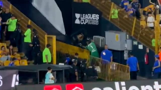 Keeper gooit met prullenbak na het krijgen van rode kaart