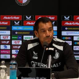Video | Van Bronckhorst grapt over plan tegen Meerdink: 'We spelen met 12 man'