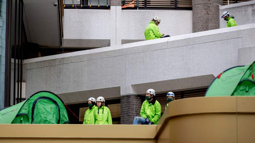 Greenpeace-activisten beklimmen tijdelijk Tweede Kamergebouw