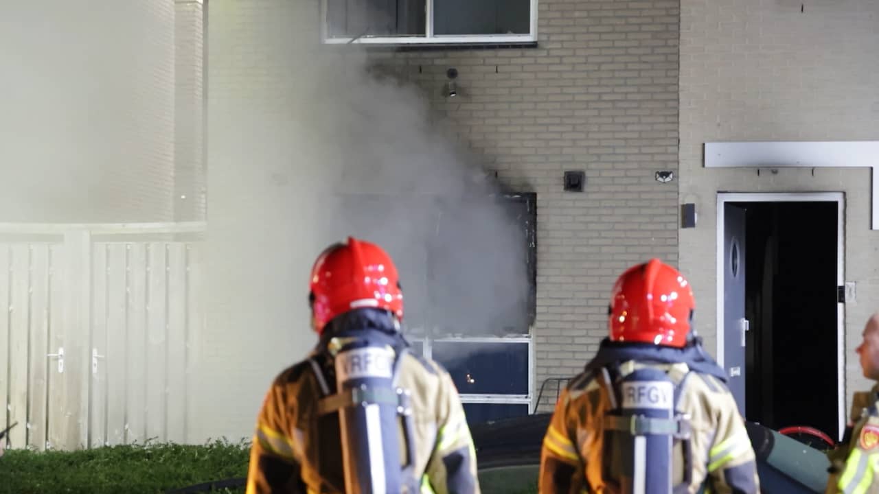 Video | Politie en brandweer onderzoeken woning in Almere na grote explosie