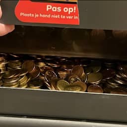 Geldautomaat Rotterdam strooit met munten, maar voorbijgangers laten ze liggen