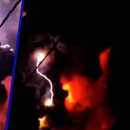 Video | Bliksem verlicht hemel boven uitgebarsten vulkaan in Indonesië