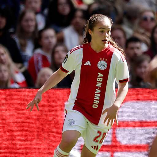 Elisa van Dijk (16) helpt Ajax aan goede seizoensstart, PSV wint op de valreep