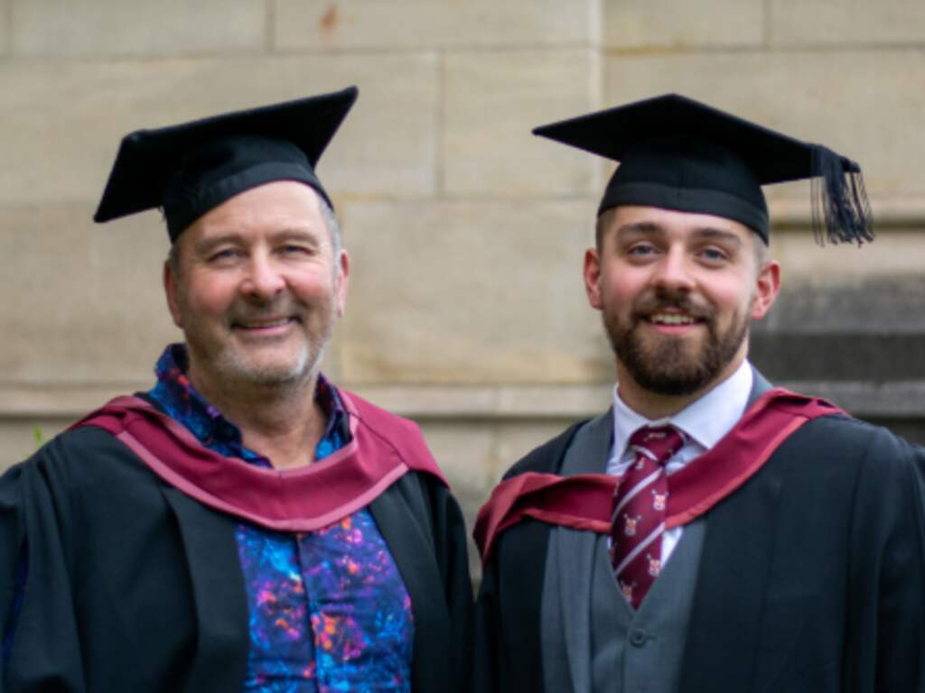 Brit krijgt 41 jaar na studie diploma nadat papegaai er stokje voor had gestoken