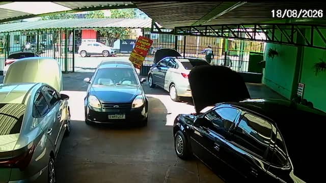 Automobilist 'parkeert' perfect in showroom na aanrijding in Brazilië