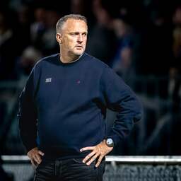 Boze Van den Brom moet vertrekken bij Vitesse: 'Het is één grote poppenkast'