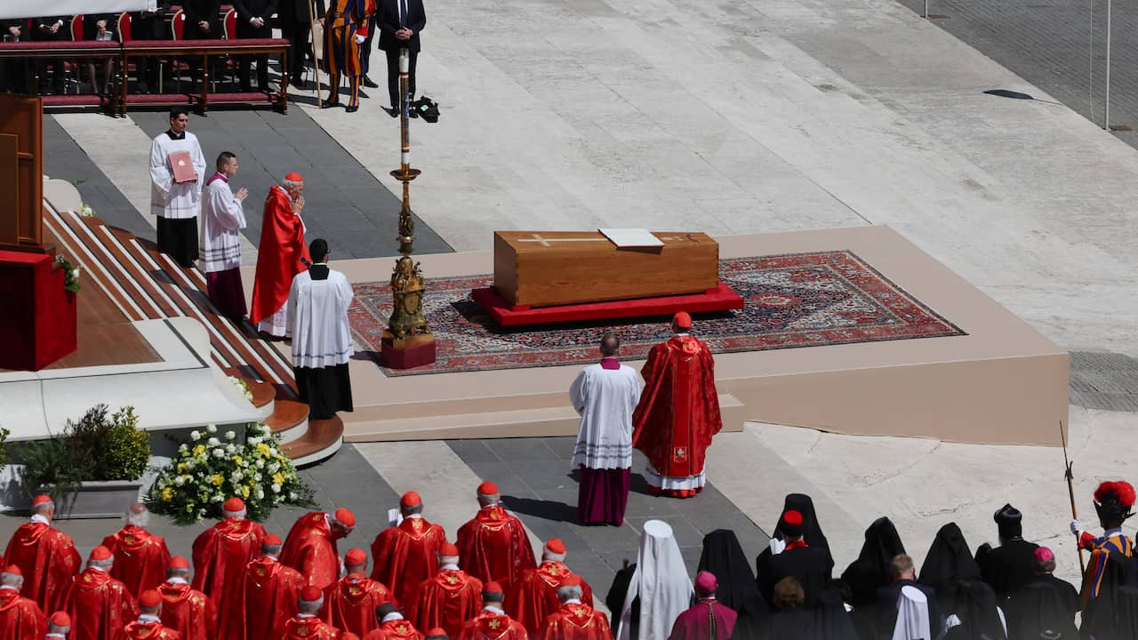 Honderdduizenden mensen nemen afscheid van paus Franciscus | Buitenland ...