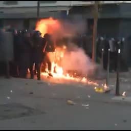 Video | Agenten worden geraakt door molotovcocktail tijdens rellen in Parijs