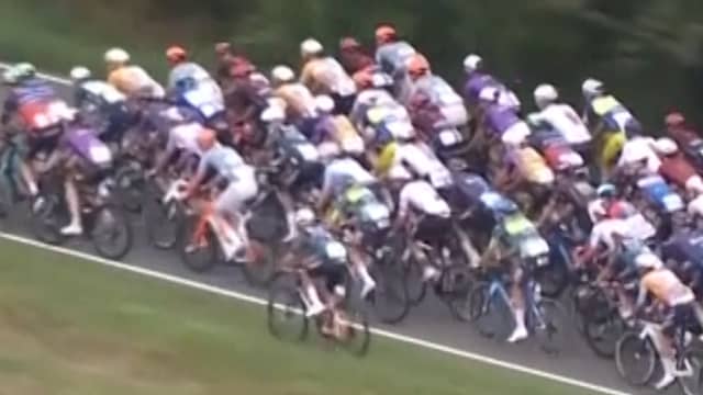 Renner voorkomt met duw dat collega via gras terug in peloton komt