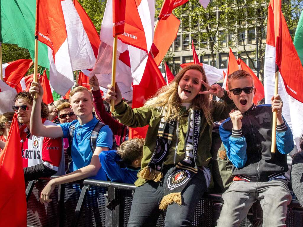 Scholieren Rotterdam mogen van gemeente vrij krijgen voor huldiging Feyenoord
