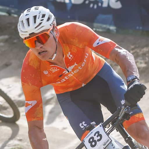Teruglezen WK mountainbike | Van der Poel ziet Pidcock wereldtitel pakken