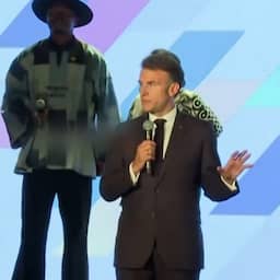 Video | Macron grijpt in en spreekt luidruchtig publiek toe: 'Dit is respectloos'