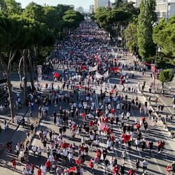 Video | Duizenden Albanezen protesteren weer tegen