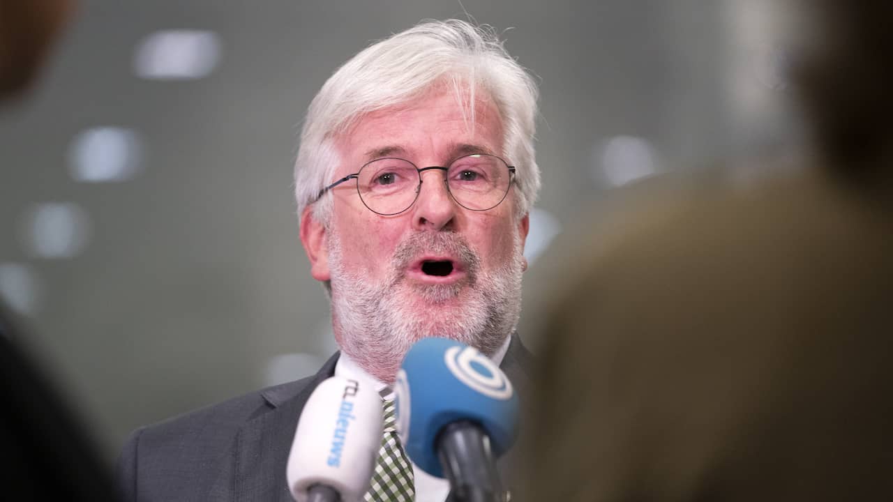 Burgemeester Terneuzen stapt op om azc-besluit, Hugo de Jonge wil dat hij blijft