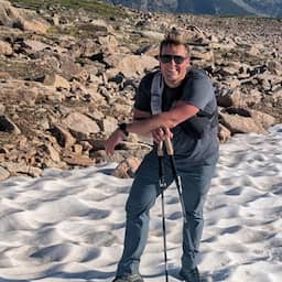 Amerikaan spietst zichzelf met wandelstok en loopt 16 kilometer voor hulp