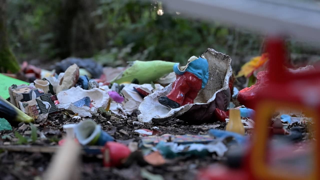 Video | Vandalen laten ravage achter in Kabouterbos in Alphen aan den Rijn