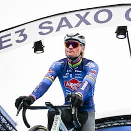 Live E3 Saxo Classic | Mathieu van der Poel in peloton, Fabio Jakobsen afgestapt