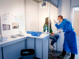 Aantal positieve tests afgelopen week flink toegenomen, ook meer opnames