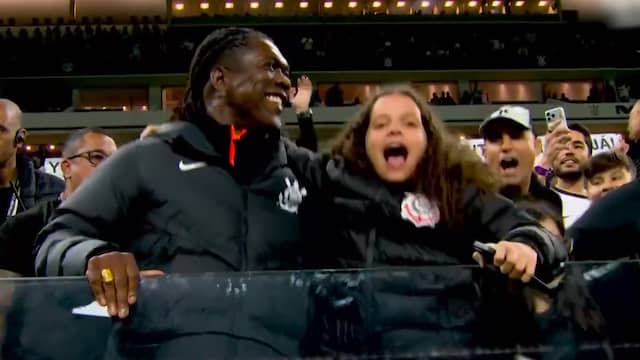 Video | Seedorf danst met grote glimlach met Corinthians-fans bij 'debuut'