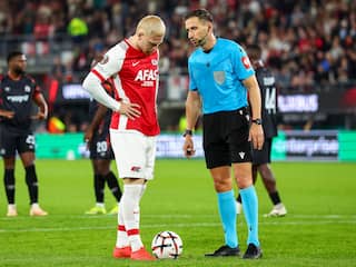 Meerdink zorgt voor verbazing bij AZ met 'Kiprich-penalty': 'Hij is gek'