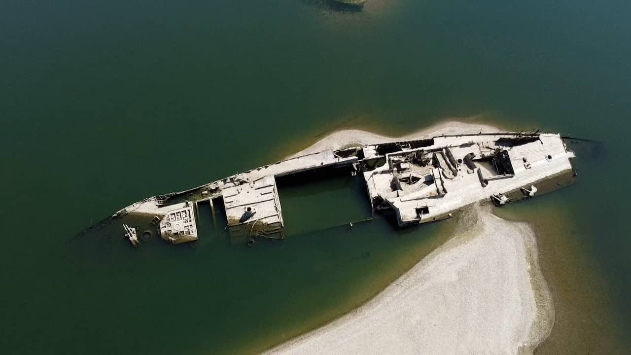 Gezonken nazischepen zichtbaar door lage waterstand in Servië