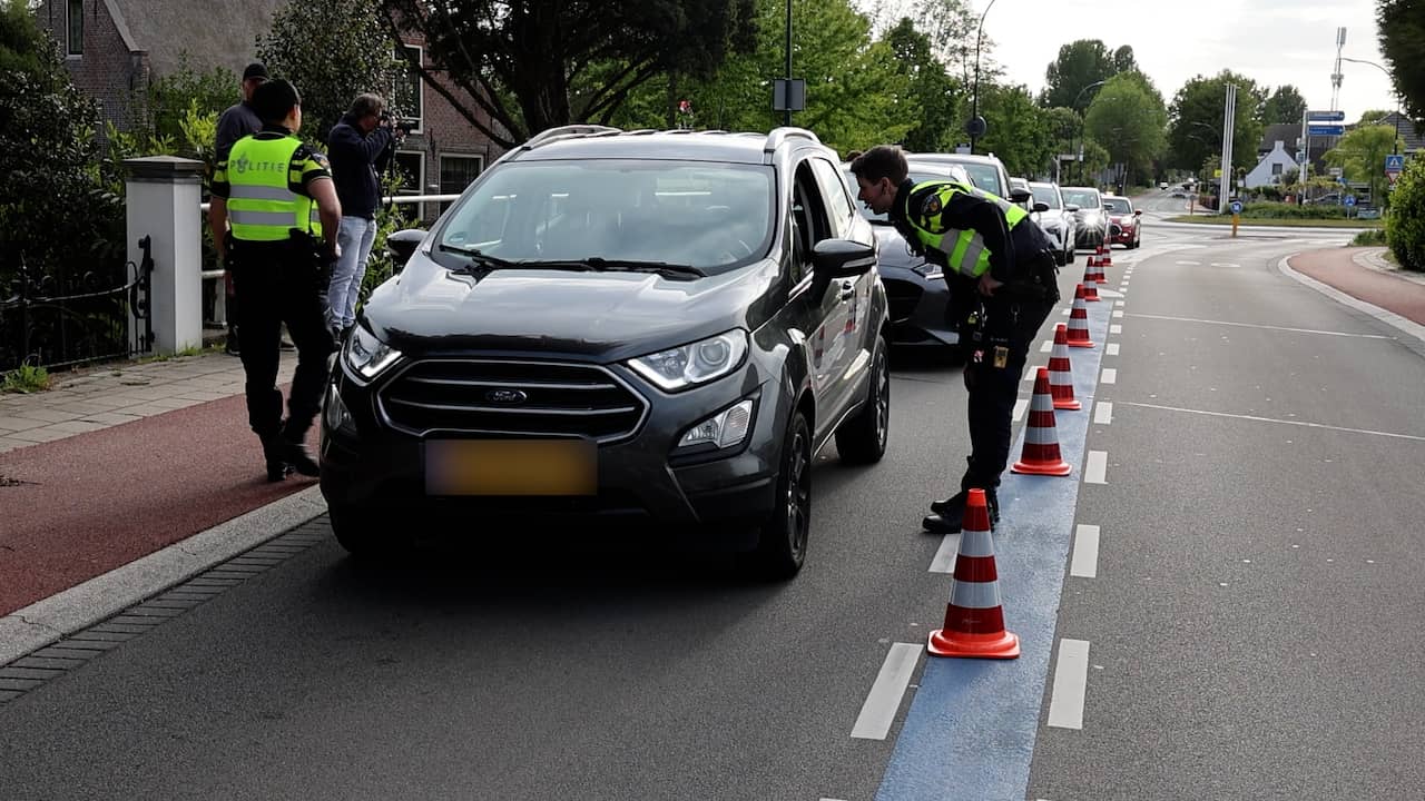 Video | Politie controleert auto's in Loosdrecht tijdens noodverordening